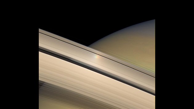 Duha na prstenc�ch Saturna (jde o optickou iluzi, zp�sobenou barevn�m posuvem p�i sn�m�n� jednotliv�ch barevn�ch slo�ek obrazu)