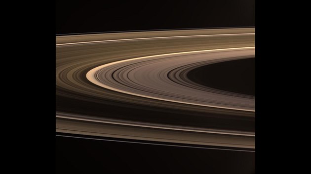 Slune�n�m sv�tlem rozsv�cen� prstence Saturnu (b�ezen 2008)