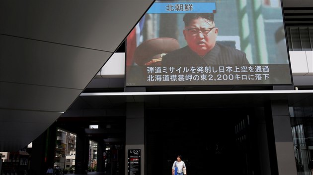 Lid v Tokiu prochz kolem televizn obrazovky, na n je severokorejsk vdce Kim ong-un v den, kdy KLDR odplila pes Japonsko dal balistickou stelu. (15. z 2017)