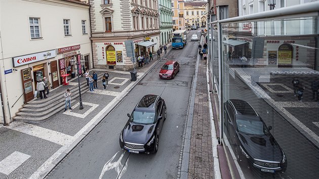 Proměna křižovatky u hradeckého Adalbertinu má zklidnit dopravu a pomoct cyklistům (11.9.2017).