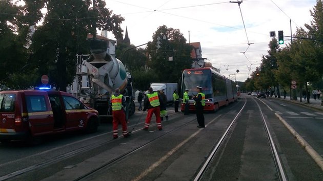 Tramvajovou trolej v Praze  na Vtoni strhl domchva betonu.