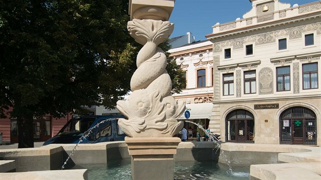 Historickou kanu v centru Uherskho Hradit zdob nov delfni. Pamtka je z roku 1785.