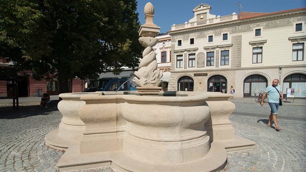 Historickou kanu v centru Uherskho Hradit zdob nov delfni. Pamtka je z roku 1785.