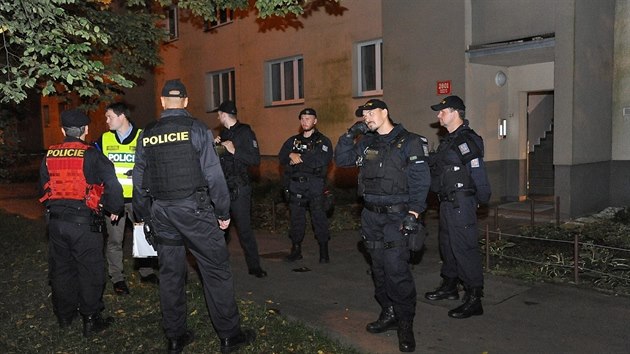 Množství munice i radioaktivní předmět našli policisté v bytě sběratele vojenských předmětů v Praze 10 (11.9.2017)
