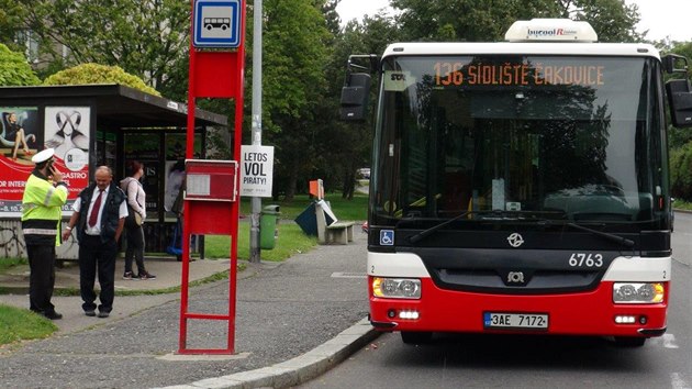 idie autobusu napadl mu francouzskmi holemi (12.9.2017)