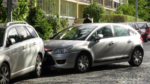 Auto se dvma dtmi se rozjelo a nabouralo ti stojc vozy. (13.9.2017)