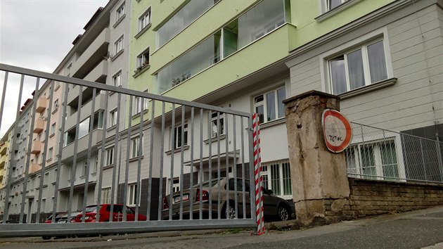 Obyvatelé domu u tramvajové zastávky Klamovka nemohou zastavit před vlastním vchodem(14.9.2017)