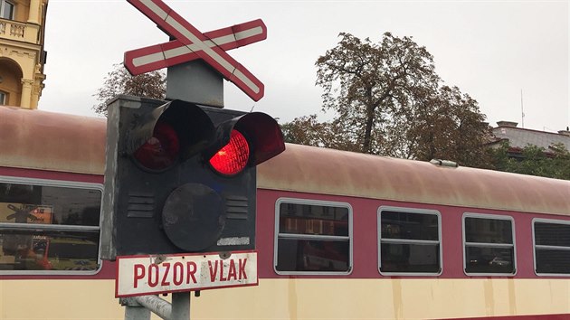 Poblíž Hradčanské se na železničním přejezdu střetl vlak s osobou (14.9.2017)