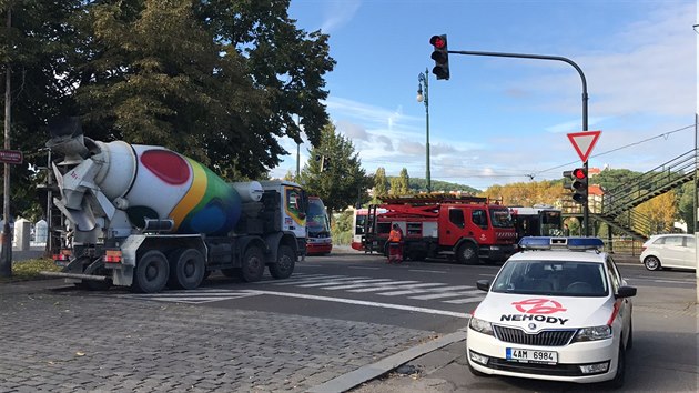 Tramvajovou trolej v Praze na Vtoni strhl domchva betonu (15.9.2017)