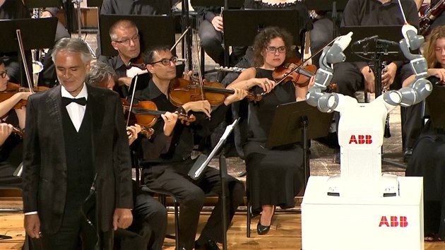 V Pise dirigoval orchestru i Bocellimu robot YuMi