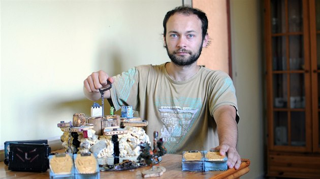 Tvůrce deskových her Jiří Šebesta, který má u jedné ze svých her i připevněný walkman s kazetou, na které je namluvený příběh.