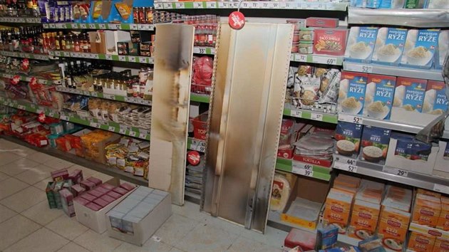 Mladík zapálil v přerovském supermarketu s pomocí tuhého podpalovače zboží v regálu, škody jdou do desítek tisíc.