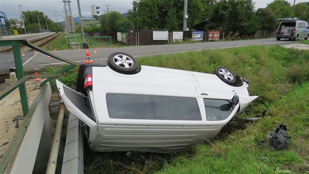 idi dodvky vjel ve Vikovicch na umpersku na eleznin pejezd navzdory varovn signalizaci, nraz projdjcho vlaku vz odhodil do pkopu a pevrtil.