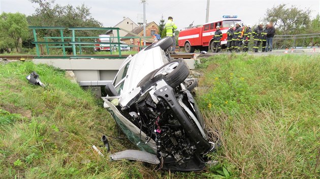 idi dodvky vjel ve Vikovicch na umpersku na eleznin pejezd navzdory varovn signalizaci, nraz projdjcho vlaku vz odhodil do pkopu a pevrtil.