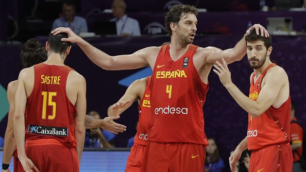 panlsk vetern Pau Gasol (4) chvl Joana Sastreho a Guillema Vivese.