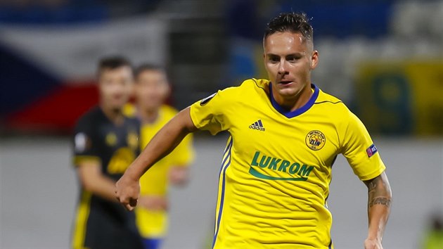 Zl�nsk� fotbalista Daniel Holzer (ve �lut�m) v utk�n� se �eriffem Tiraspol.