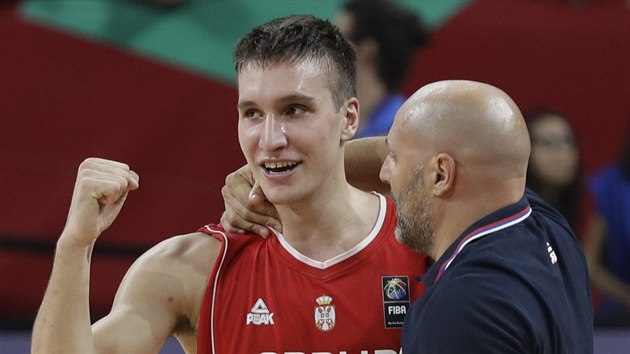 Srbsk kdelnk Bogdan Bogdanovi a jeho trenr Saa Djordjevi slav postup do finle EuroBasketu.