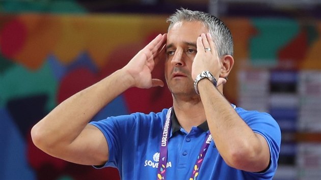 Igor Kokokov se chyt za hlavu.