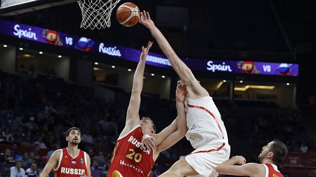 Pau Gasol (v blm) ze panlska zakonuje na rusk ko, o blok se pokusil Andrej Voroncevi.