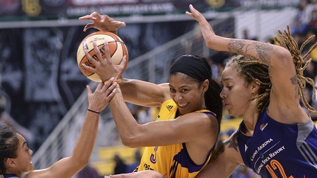 Candace Parkerov (ve lutm) z LA Sparks pronik mezi Emmou Cannonovou (vlevo) a Brittany Grinerovou z Phoenix Mercury.