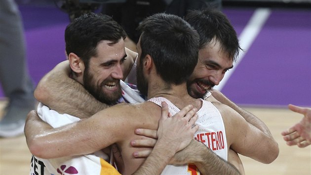 panlt basketbalist Joan Sastre, Fernando San Emeterio a Pierre Oriola (vlevo) se raduj z evropskho bronzu.