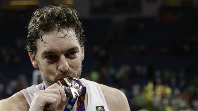 panlsk pivot Pau Gasol lb evropsk bronz, svou jedenctou medaili se seniorskou reprezentac.