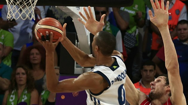 Anthony Randolph (vlevo) ze Slovinska zakonuje pes ruce Bobana Marjanovie ze Srbska.