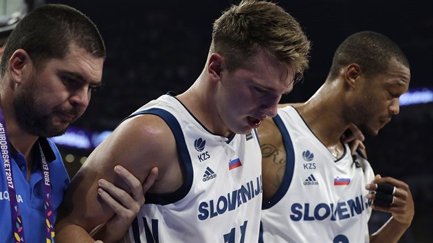Slovinsk talent Luka Doni (uprosted) se ve finle EuroBasketu zranil, pomh mu i spoluhr Anthony Randolph.