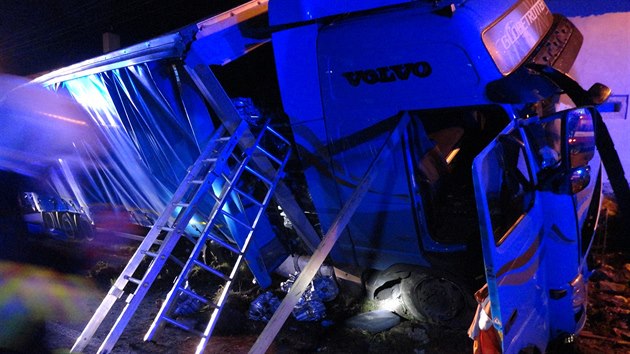 Kamion v Červené Hoře na Náchodsku narazil do rekreačního objektu. (16. září 2017)