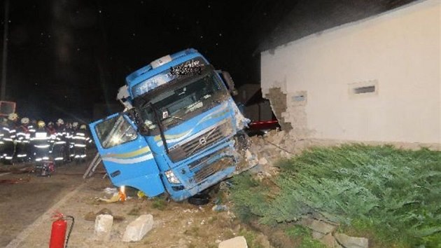 Kamion v Červené Hoře na Náchodsku narazil do rekreačního objektu. (16. září 2017)