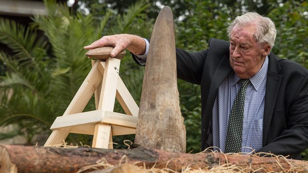 Uznávaný ochranář a antropolog Richard Leakey z Keni pokládá nosorožčí rohy na hranici (19.9.2017).