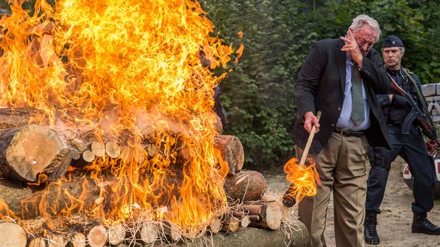 Uznvan ochran a antropolog Richard Leakey zapaluje hranici s rohovinou v Zoo Dvr Krlov (19.9.2017).