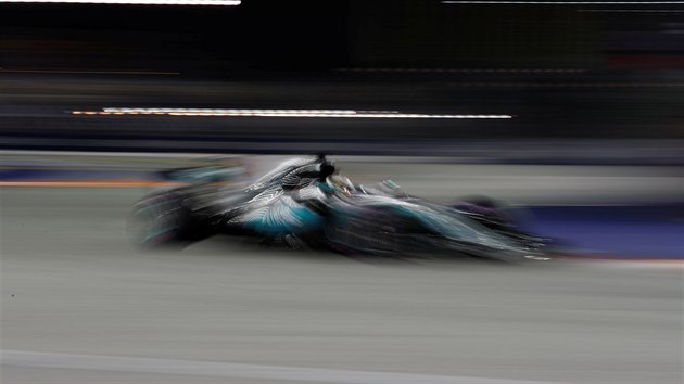 Lewis Hamilton bhem kvalifikace na Velkopu cenu Singapuru