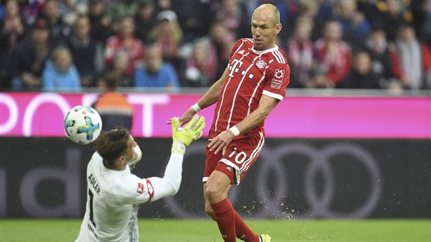 Arjen Robben z Bayernu Mnichov pekonv branke Mohui Renho Adlera.