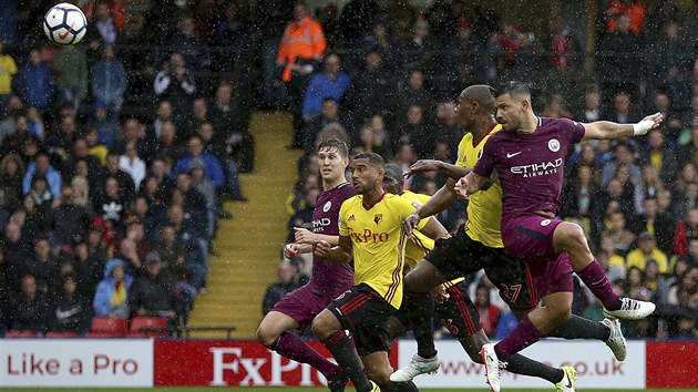 Sergio Agero z Manchesteru City (vpravo ve fialovm) skruje do st Watfordu.