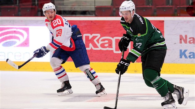 Karlovarsk hokejista Stanislav Baln u puku, sleduje ho Tom Havrnek z Tebe.