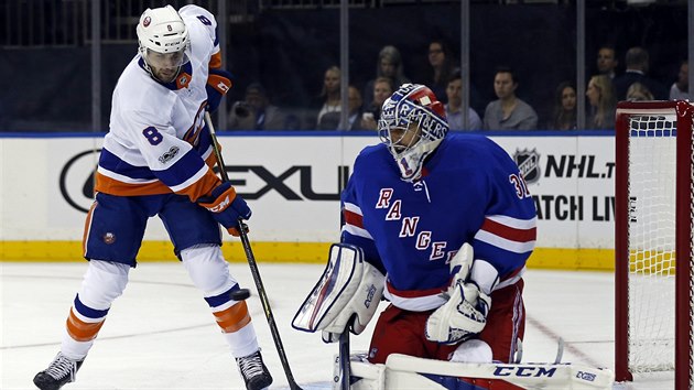 Ondřej Pavelec v brance New York Rangers likviduje šanci Steva Berniera z New York Islanders.