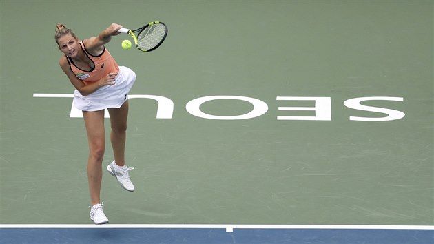 Kristna Plkov servruje v 1. kole turnaje v Soulu.