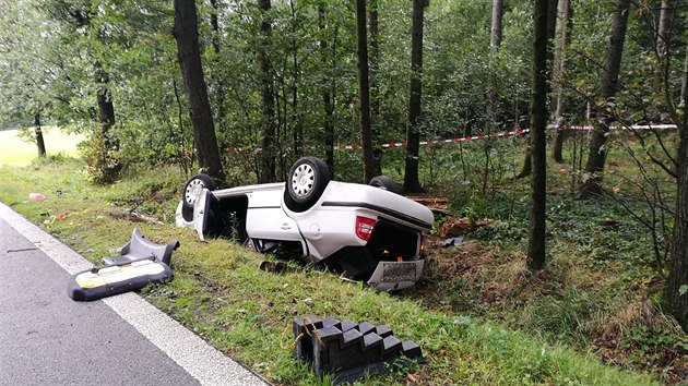 Auto narazilo do stromu při nehodě u Rybné nad Zdobnicí na Rychnovsku (15. 9. 2017).