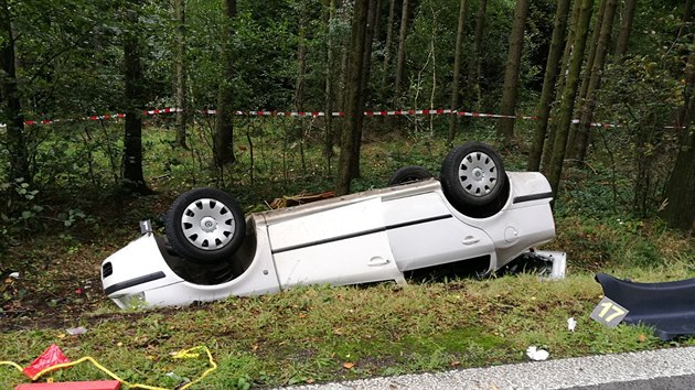 Auto narazilo do stromu při nehodě u Rybné nad Zdobnicí na Rychnovsku (15. 9. 2017).