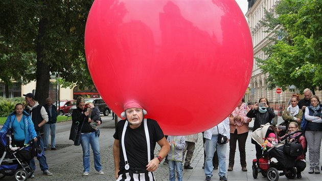 Vystoupen klauna s gumovou hlavou v rmci  mezinrodnho festivalu Divadlo. (13. 9. 2017)