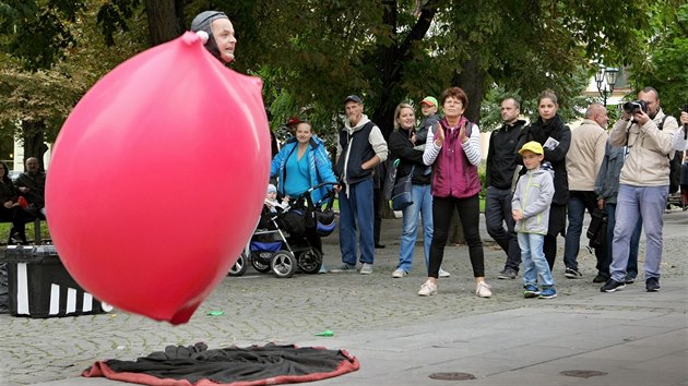 Vystoupen klauna s gumovou hlavou v rmci  mezinrodnho festivalu Divadlo. (13. 9. 2017)