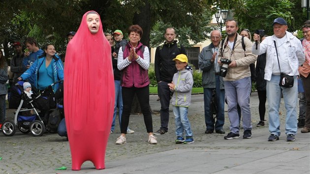 Vystoupen klauna s gumovou hlavou v rmci  mezinrodnho festivalu Divadlo. (13. 9. 2017)