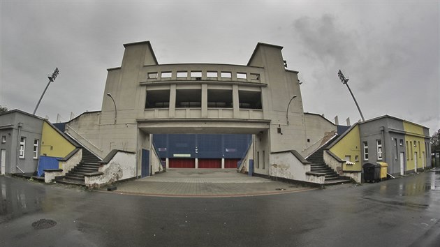 Brna borc u fotbalovho stadionu v Plzni je ve patnm stavu. (14. 9. 2017)