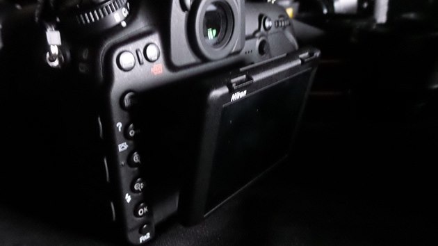 Výklopný 3,2" displej zrcadlovky Nikon D850 je dotykový a má rozlišení téměř 2,36 milionů bodů.