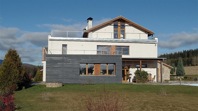 Mokrá, Černá v Pošumaví, okres Český Krumlov. Dvoupatrová vila stojící na samotě je na prodej za 11,5 milionu korun. 