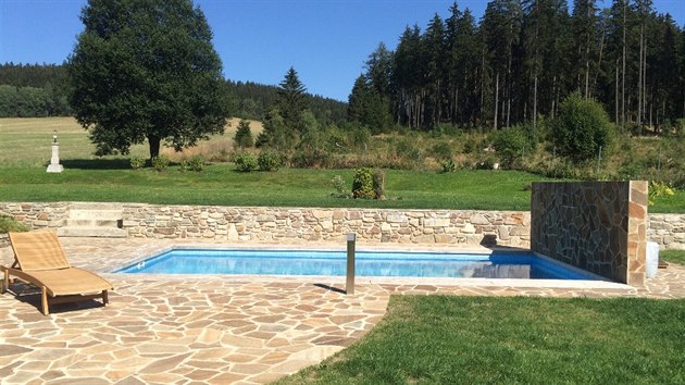 Mokrá, Černá v Pošumaví, okres Český Krumlov. Na východní straně domu se nachází klidová zóna, kde je sauna, bazén s tepelným čerpadlem a protiproudem, terasa a okrasná zahrada s příjemnými místy k relaxaci. 