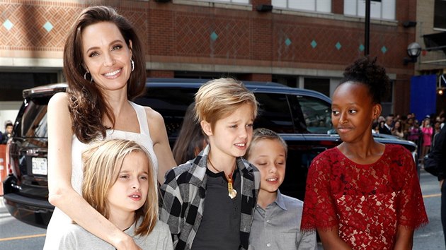 Angelina Jolie a její děti Vivienne, Shiloh, Knox a Zahara (Toronto, 10. září 2017)