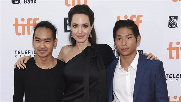 Angelina Jolie a její synové Maddox a Pax (Toronto, 11. září 2017)