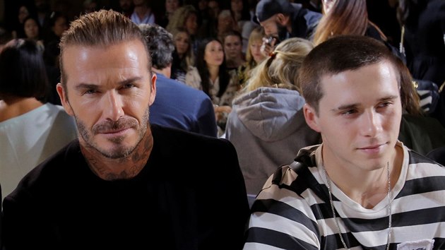 David Beckham a jeho syn Brooklyn na pehldce Victorie Beckhamov (New York, 10. z 2017)